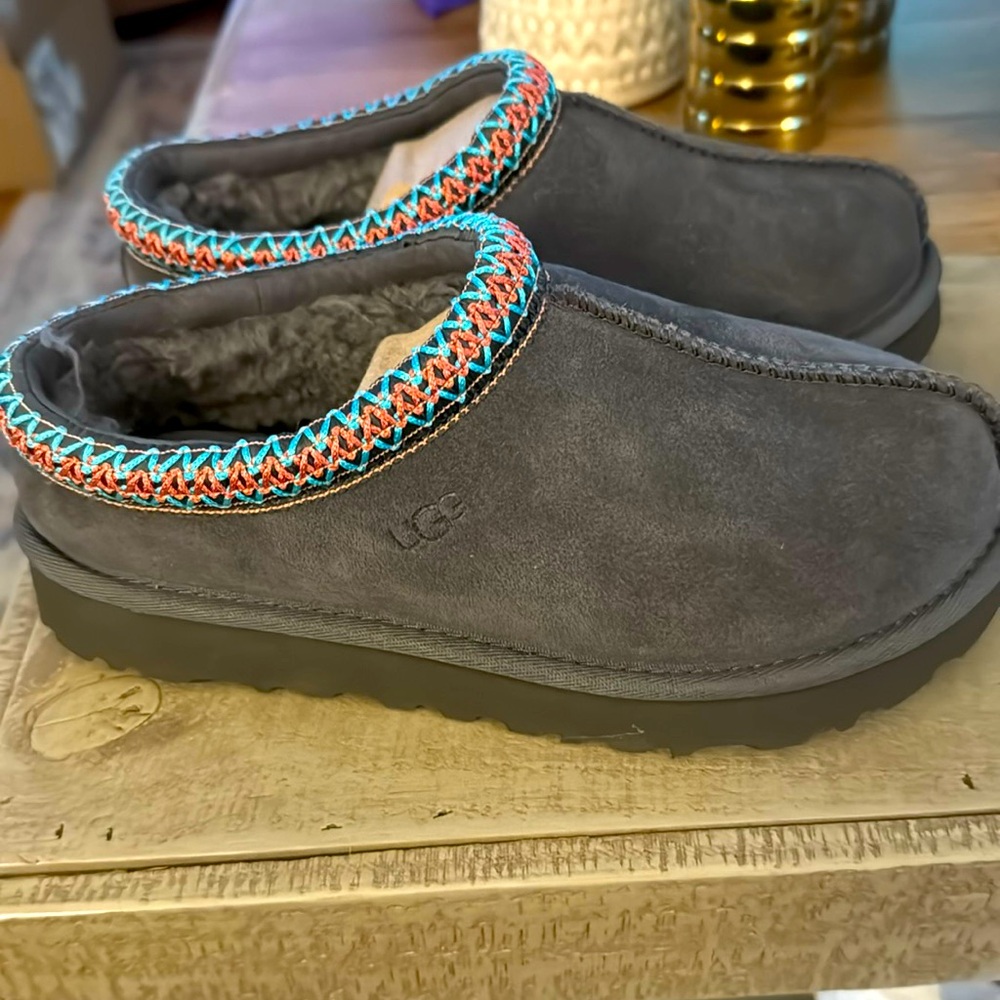 Never worn. Retired color.